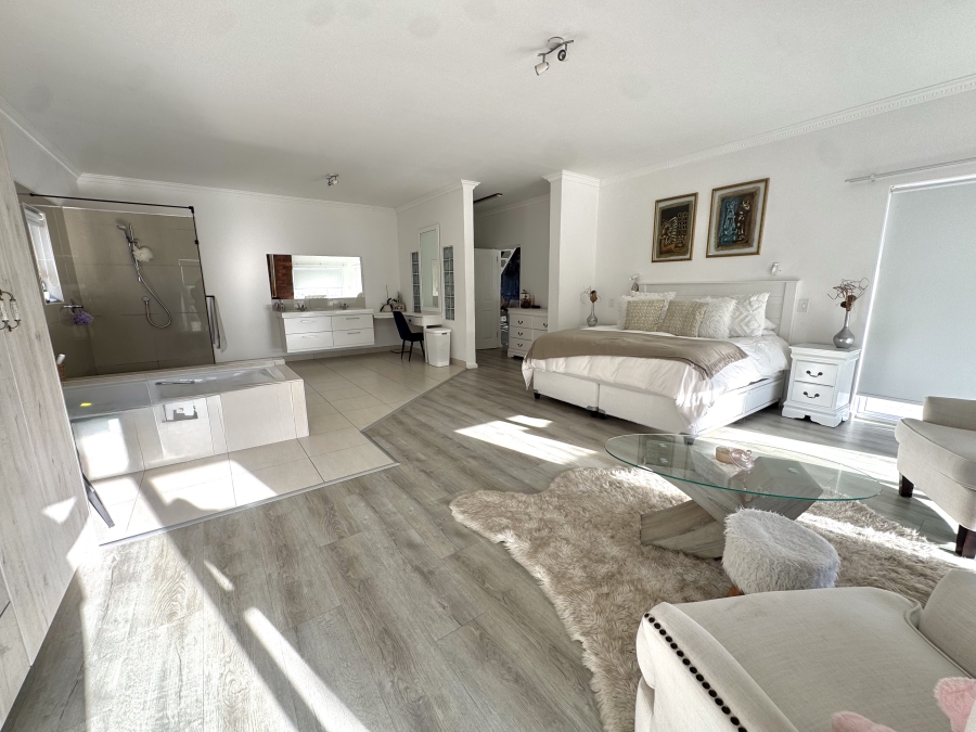 To Let 4 Bedroom Property for Rent in Grotto Bay Western Cape